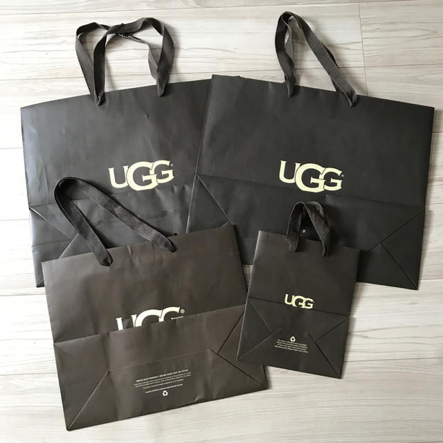 UGG(アグ)の【る様専用】UGG アグ　ショップ袋　中サイズ レディースのバッグ(ショップ袋)の商品写真