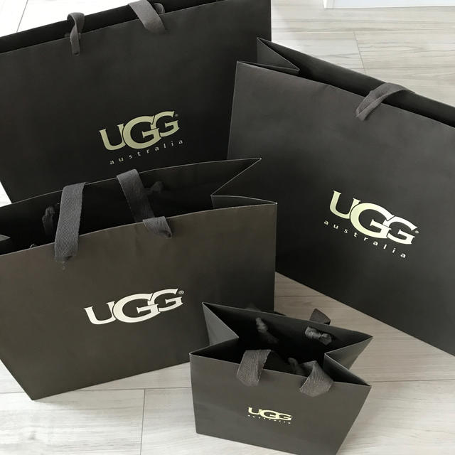 UGG(アグ)の【る様専用】UGG アグ　ショップ袋　中サイズ レディースのバッグ(ショップ袋)の商品写真