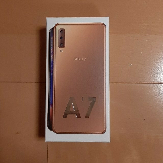 Galaxy(ギャラクシー)のGALAXY A7 　ゴールド スマホ/家電/カメラのスマートフォン/携帯電話(スマートフォン本体)の商品写真