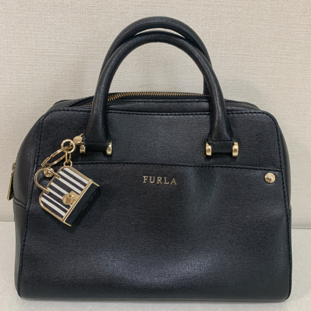Furla(フルラ)の値下げ　フルラ　FURLA ブラック　ハンドバッグ　フルラのバッグチャームつき レディースのバッグ(ハンドバッグ)の商品写真