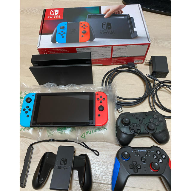 Nintendo Switch(ニンテンドースイッチ)のNintendo Switch 本体 ネオンレッド/ブルー 旧モデル エンタメ/ホビーのゲームソフト/ゲーム機本体(家庭用ゲーム機本体)の商品写真