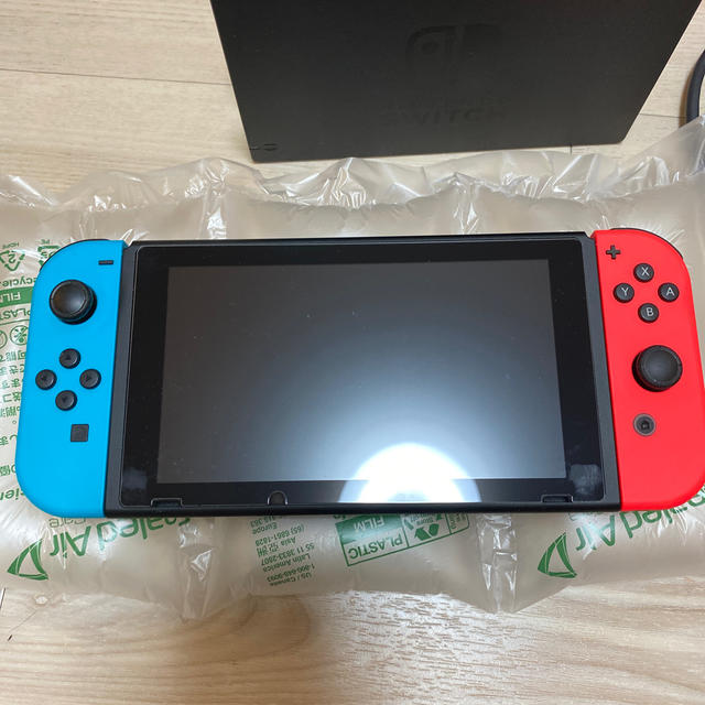 Nintendo Switch(ニンテンドースイッチ)のNintendo Switch 本体 ネオンレッド/ブルー 旧モデル エンタメ/ホビーのゲームソフト/ゲーム機本体(家庭用ゲーム機本体)の商品写真