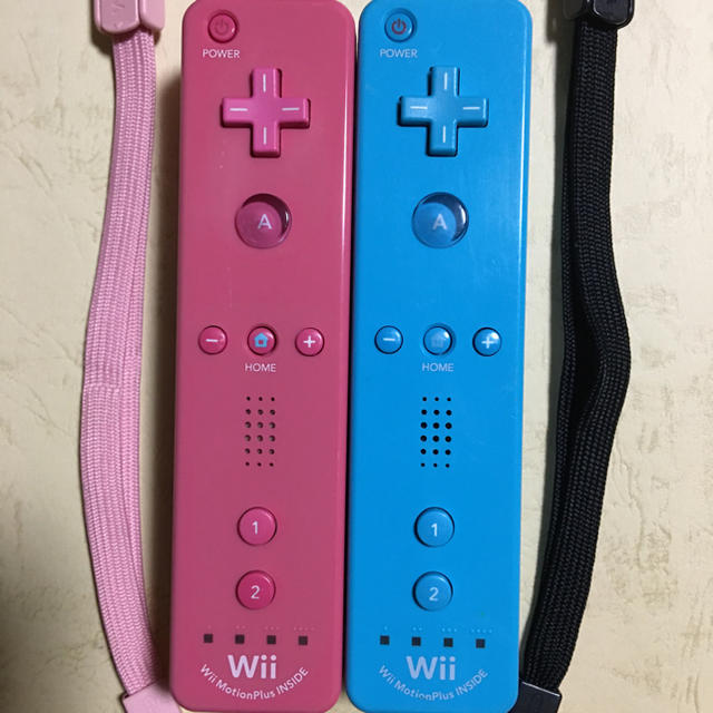 Wii(ウィー)のWiiリモコンプラス☆ピンク＆ブルー、ストラップ付き エンタメ/ホビーのゲームソフト/ゲーム機本体(家庭用ゲーム機本体)の商品写真