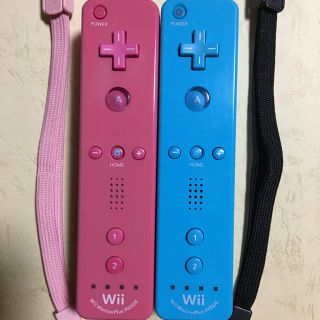 ウィー(Wii)のWiiリモコンプラス☆ピンク＆ブルー、ストラップ付き(家庭用ゲーム機本体)