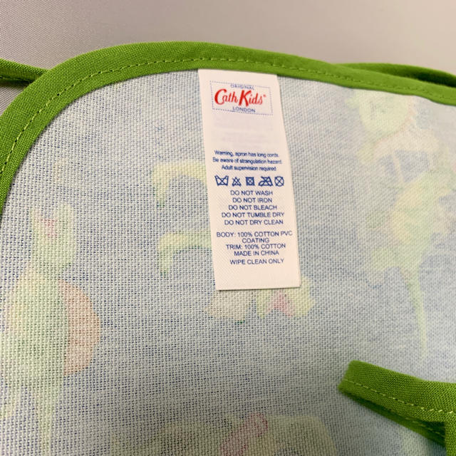 Cath Kidston(キャスキッドソン)の【専用出品✨】Cath Kidston キッズお食事エプロン恐竜　コーティング キッズ/ベビー/マタニティの授乳/お食事用品(お食事エプロン)の商品写真