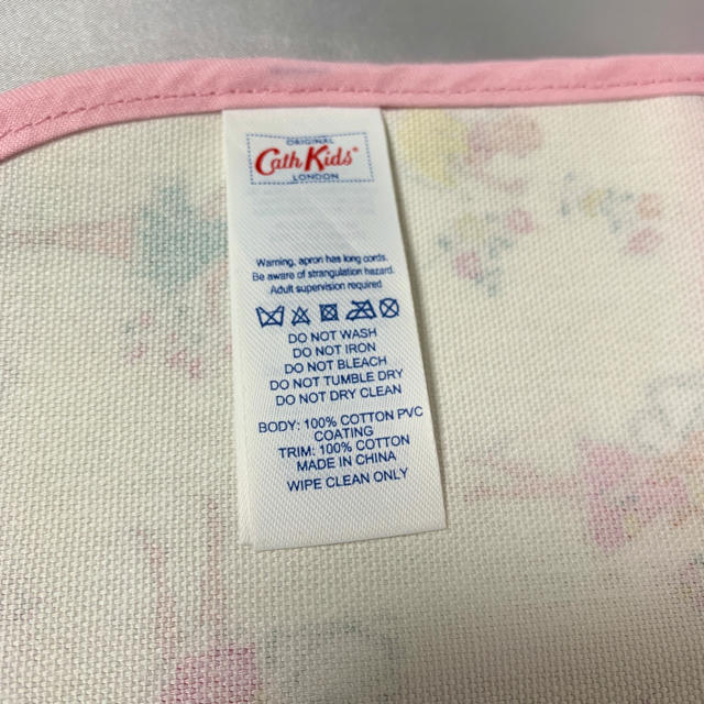 Cath Kidston(キャスキッドソン)の【新品】Cath Kidston キッズお食事エプロンピンク 妖精 コーティング キッズ/ベビー/マタニティの授乳/お食事用品(お食事エプロン)の商品写真