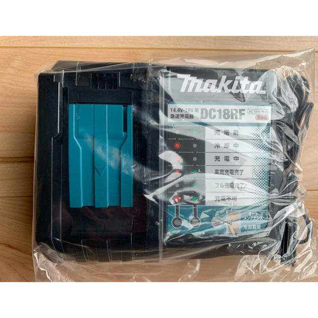 Makita(マキタ)のマキタ充電式クリーナーCL281FDZCW(白)本体+充電器+電池BL1830B スマホ/家電/カメラの生活家電(掃除機)の商品写真