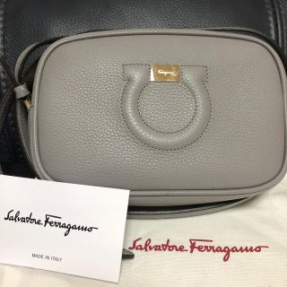 フェラガモ(Ferragamo)のフェラガモショルダー　　グレー(ショルダーバッグ)