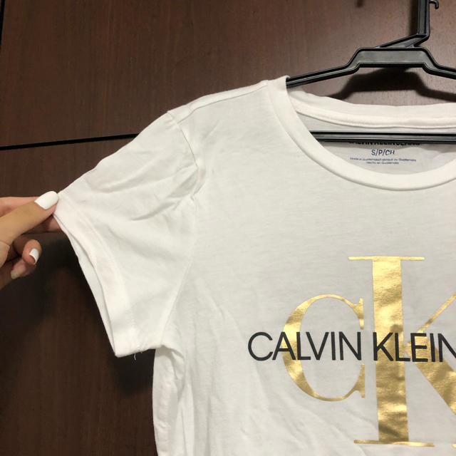 Calvin Klein(カルバンクライン)のCalvin Klein カルバンクライン Tシャツ 白 ゴールド レディースのトップス(Tシャツ(半袖/袖なし))の商品写真