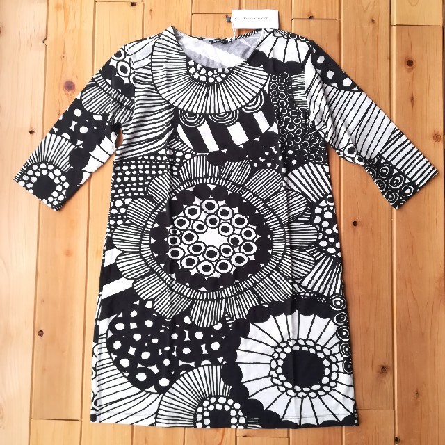 marimekko(マリメッコ)のマリメッコ　marimekko　シールトラプータルハ M ワンピース　黒　白 レディースのワンピース(ひざ丈ワンピース)の商品写真