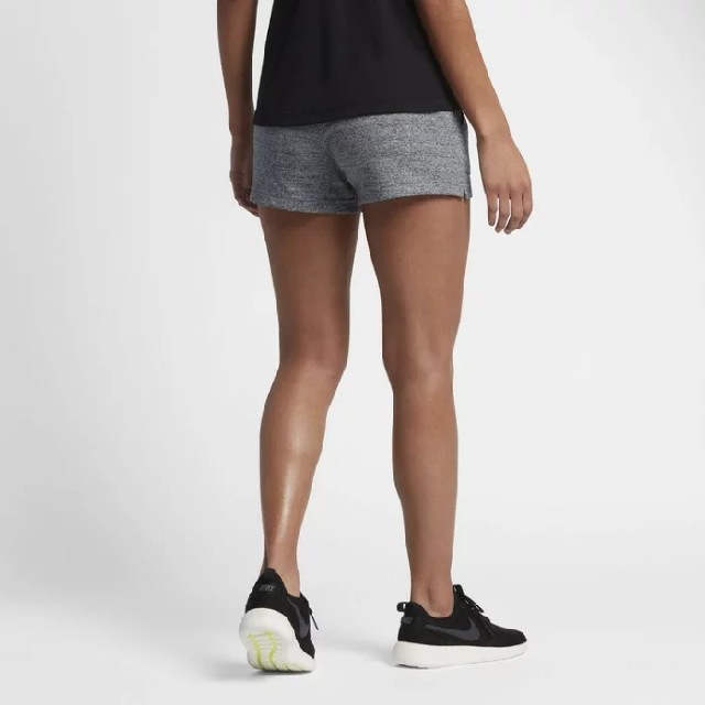 NIKE(ナイキ)のナイキ レディース ショートパンツ スポーツウェア グレー 短パン 新品 レディースのパンツ(ショートパンツ)の商品写真