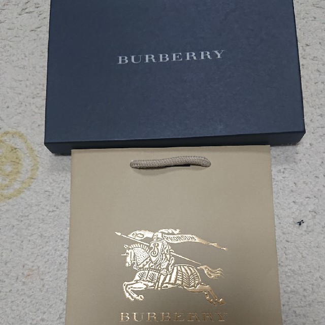 BURBERRY(バーバリー)のBURBERRY箱、ゴールド紙袋 レディースのバッグ(ショップ袋)の商品写真