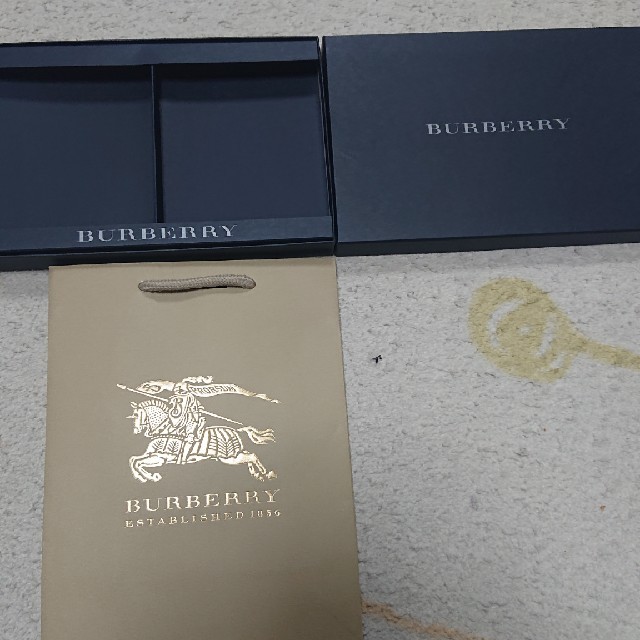 BURBERRY(バーバリー)のBURBERRY箱、ゴールド紙袋 レディースのバッグ(ショップ袋)の商品写真