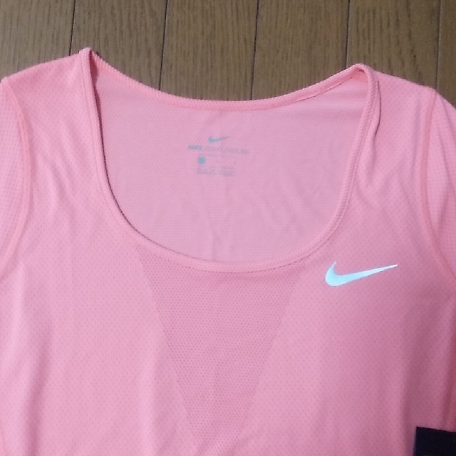 NIKE(ナイキ)のNIKEレディースTシャツ スポーツ/アウトドアのランニング(ウェア)の商品写真