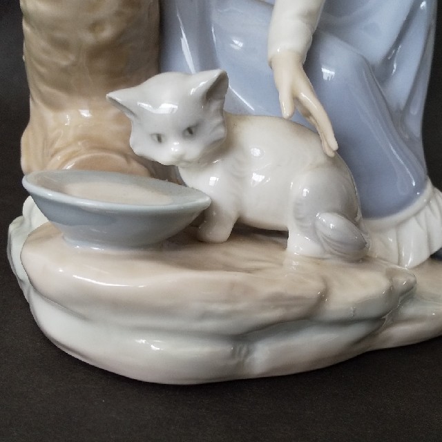 陶器製少女と猫の人形 1