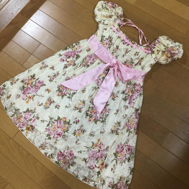 BODYLINE(ボディライン)のBODYLINE★リボン付き花柄ワンピース レディースのワンピース(ひざ丈ワンピース)の商品写真