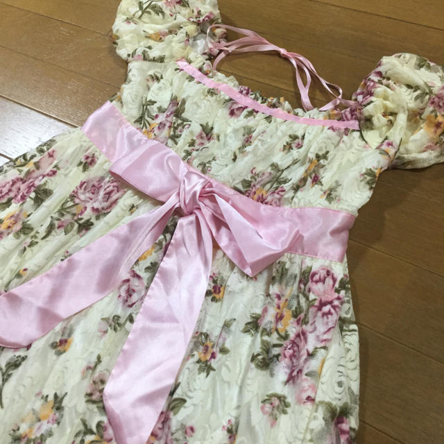 BODYLINE(ボディライン)のBODYLINE★リボン付き花柄ワンピース レディースのワンピース(ひざ丈ワンピース)の商品写真