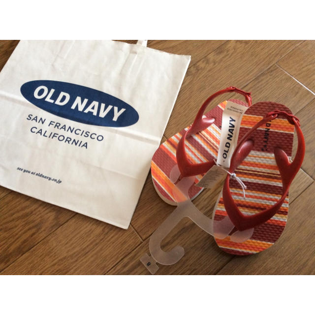 新品未使用タグ付きOLDNAVYロゴ入りオレンジストライプビーチサンダル15cm キッズ/ベビー/マタニティのキッズ靴/シューズ(15cm~)(サンダル)の商品写真