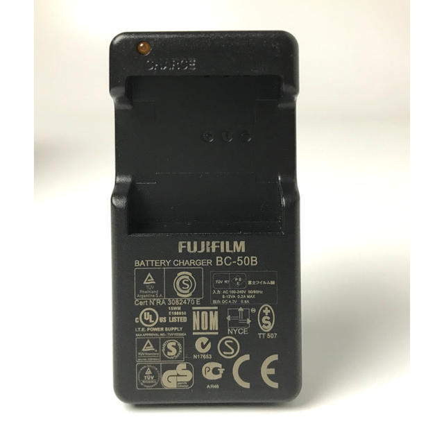 富士フイルム(フジフイルム)のFUJIFILM バッテリーチャージャー　BC-50B スマホ/家電/カメラのスマートフォン/携帯電話(バッテリー/充電器)の商品写真