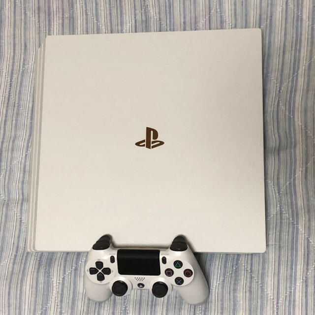 PlayStation4(プレイステーション4)のPS4 Pro ホワイト 1TB エンタメ/ホビーのゲームソフト/ゲーム機本体(家庭用ゲーム機本体)の商品写真