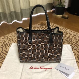 サルヴァトーレフェラガモ(Salvatore Ferragamo)の再お値下げ‼️ サルヴァトーレフェラガモ  ロゴハンドバック　専用収納袋付き(ハンドバッグ)