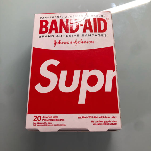 Supreme(シュプリーム)のSupreme BAND-AID 未使用品 シュプリーム バンドエイド 絆創膏 インテリア/住まい/日用品の日用品/生活雑貨/旅行(日用品/生活雑貨)の商品写真