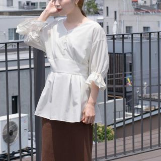 ダブルクローゼット(w closet)の新品　未着用　w closet ウエスト切替タックプルオーバー　オフホワイト(シャツ/ブラウス(長袖/七分))