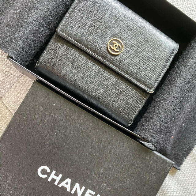 CHANEL(シャネル)のシャネル　三つ折り財布　ブラック レディースのファッション小物(財布)の商品写真