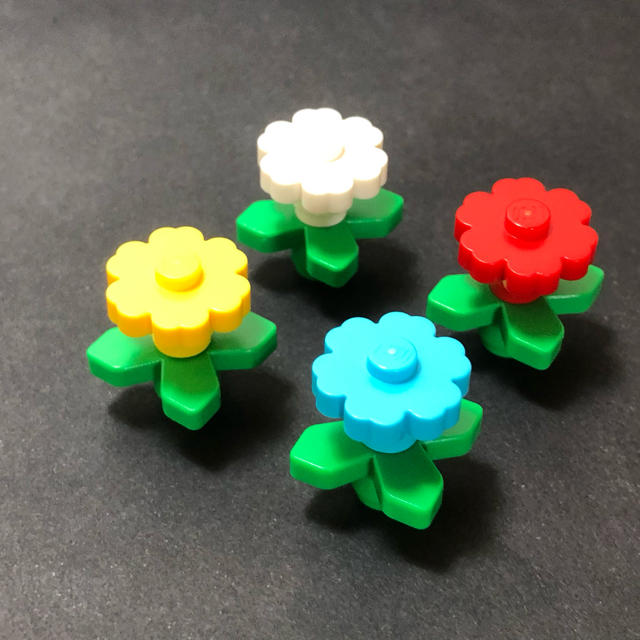 Lego(レゴ)の【新品未使用】レゴ　LEGO 花　4色 キッズ/ベビー/マタニティのおもちゃ(積み木/ブロック)の商品写真