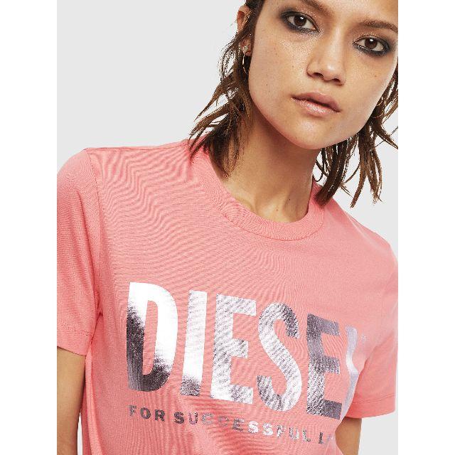 DIESEL(ディーゼル)の《新品未使用＆公式サイト完売》DIESEL ディーゼル Tシャツ ピンク M レディースのトップス(Tシャツ(半袖/袖なし))の商品写真