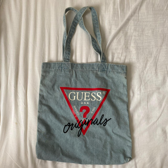 GUESS(ゲス)のGUESS ゲス　デニムトートバッグ　 レディースのバッグ(トートバッグ)の商品写真