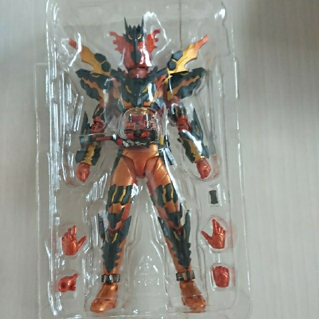 新品 仮面ライダークローズマグマ フィギュア