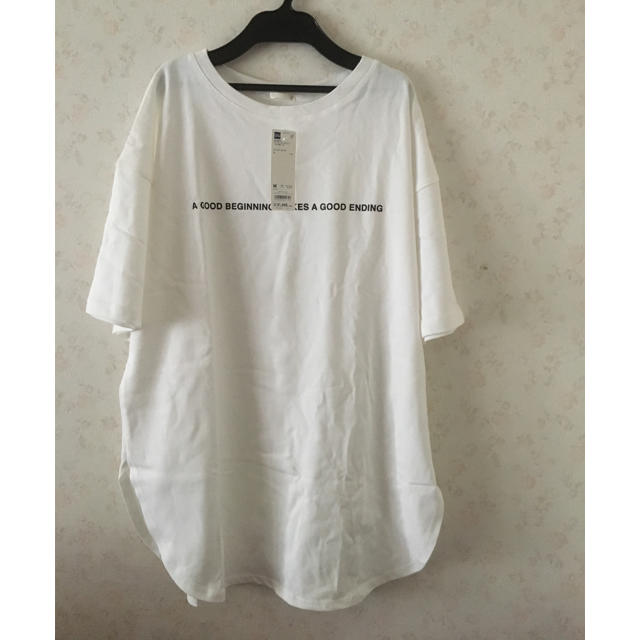 GU(ジーユー)のオーバーサイズ ロゴTシャツ GU  レディースのトップス(Tシャツ(半袖/袖なし))の商品写真