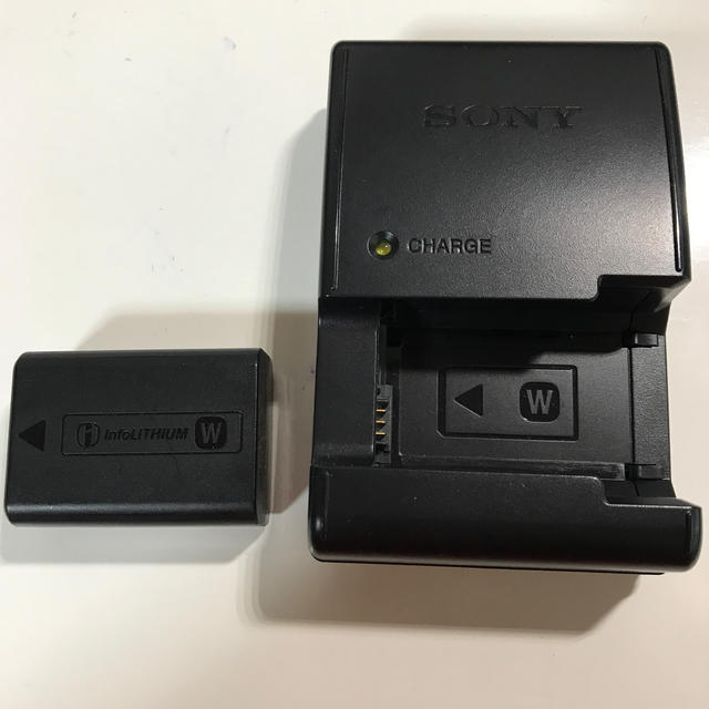 SONY(ソニー)のSONY 充電器BCーVW1、バッテリーセット スマホ/家電/カメラのスマートフォン/携帯電話(バッテリー/充電器)の商品写真