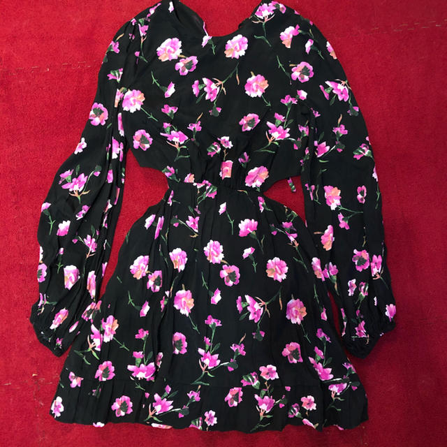 FOREVER 21(フォーエバートゥエンティーワン)のforever21 花柄ワンピース ブラックピンク レディースのワンピース(ミニワンピース)の商品写真
