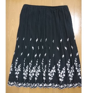 レストローズ(L'EST ROSE)のレストローズ 花柄刺繍 プリーツスカート サイズ2(ひざ丈スカート)