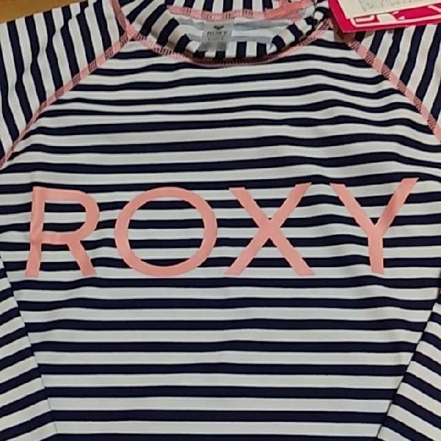 Roxy(ロキシー)の【本日値下げ↓】ラッシュガードL ロキシー　roxy 新品 人気　紺/白 レディースの水着/浴衣(水着)の商品写真