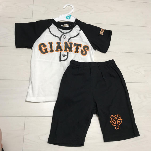 西松屋(ニシマツヤ)の95cm★GIANTS半袖パジャマ キッズ/ベビー/マタニティのキッズ服男の子用(90cm~)(パジャマ)の商品写真