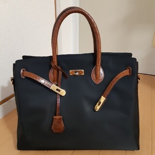 ナイロン製黒のハンドバッグ　とても持ちやすいバッグです。(ハンドバッグ)