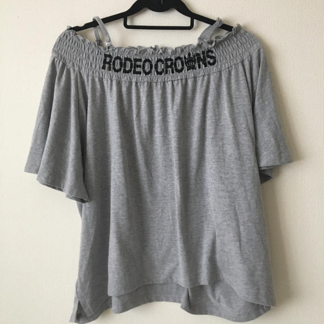 RODEO CROWNS(ロデオクラウンズ)のトップス ブラウス オフショルダー ロデオクラウンズ レディースのトップス(シャツ/ブラウス(半袖/袖なし))の商品写真