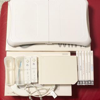 ニンテンドウ(任天堂)のWii 本体 Wii Fit本体 ソフト セット(家庭用ゲーム機本体)