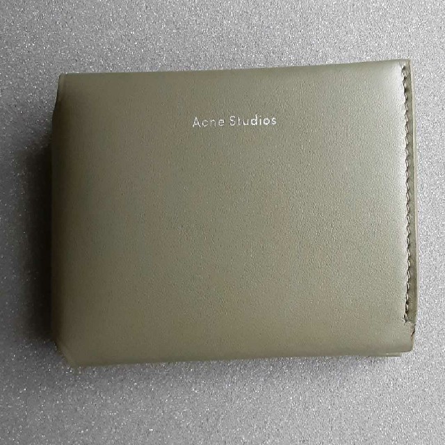 ACNE(アクネ)の財布　アクネストゥディオズ　カーキ レディースのファッション小物(財布)の商品写真