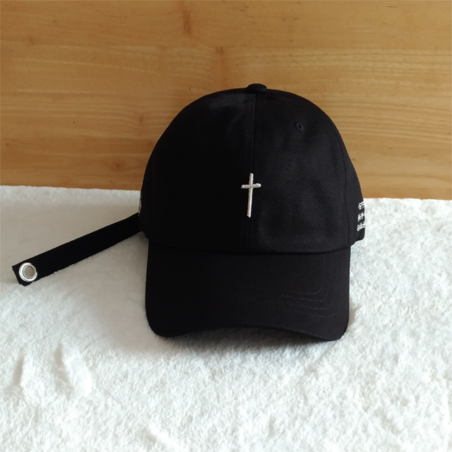 STIGMA クロスロゴ ロングストラップ カーブ キャップ 帽子 黒 メンズの帽子(キャップ)の商品写真