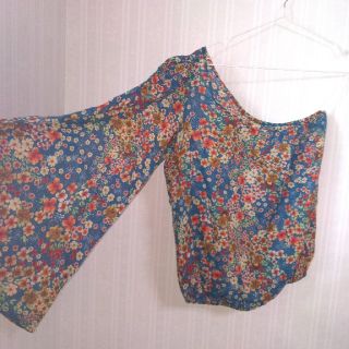 ザラ(ZARA)のZARA ワンショルダー☆花柄　S-Mサイズ(Tシャツ(半袖/袖なし))