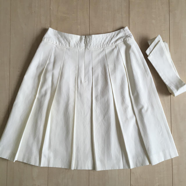 CLEAR IMPRESSION(クリアインプレッション)のホワイトスカート レディースのスカート(ひざ丈スカート)の商品写真