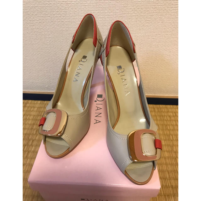 DIANA(ダイアナ)の【新品】DIANA ダイアナ パンプス　ベージュ・ピンクライン レディースの靴/シューズ(ハイヒール/パンプス)の商品写真