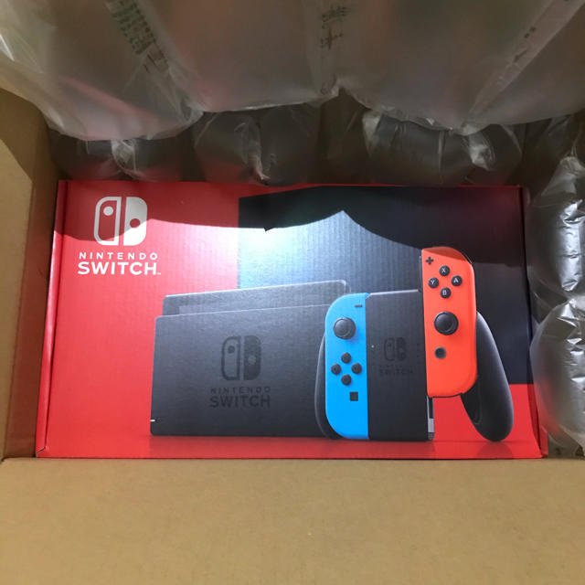 Nintendo Switch(ニンテンドースイッチ)のニンテンドースイッチ　ネオンレッド&ネオンブルー　Nintendo Switch エンタメ/ホビーのゲームソフト/ゲーム機本体(家庭用ゲーム機本体)の商品写真