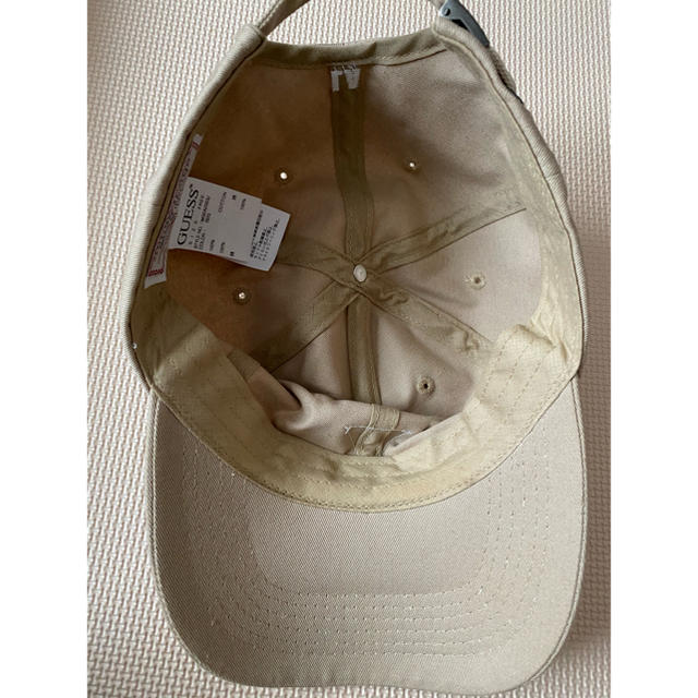GUESS(ゲス)のGUESS  キャップ　ベージュ レディースの帽子(キャップ)の商品写真