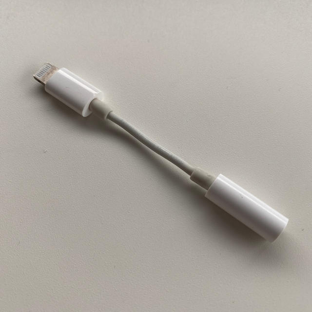 Apple(アップル)のApple Lightning - 3.5 mmヘッドフォンジャックアダプタ スマホ/家電/カメラのスマホアクセサリー(ストラップ/イヤホンジャック)の商品写真