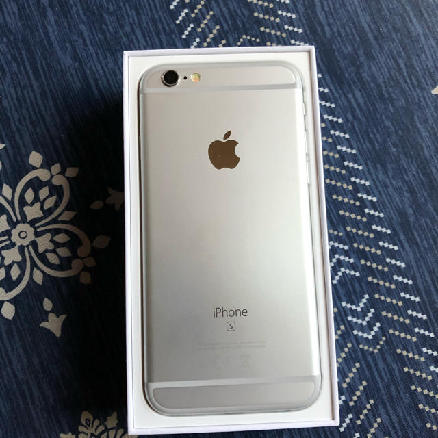 iPhone(アイフォーン)の iPhone 6s 32GB silver SIMフリー スマホ/家電/カメラのスマートフォン/携帯電話(スマートフォン本体)の商品写真